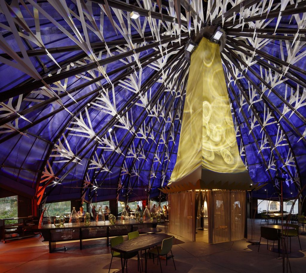 A l'intérieur du Grand Chaume, un étonnant décor bleu (© Eric Sander/Domaine de Chaumont)