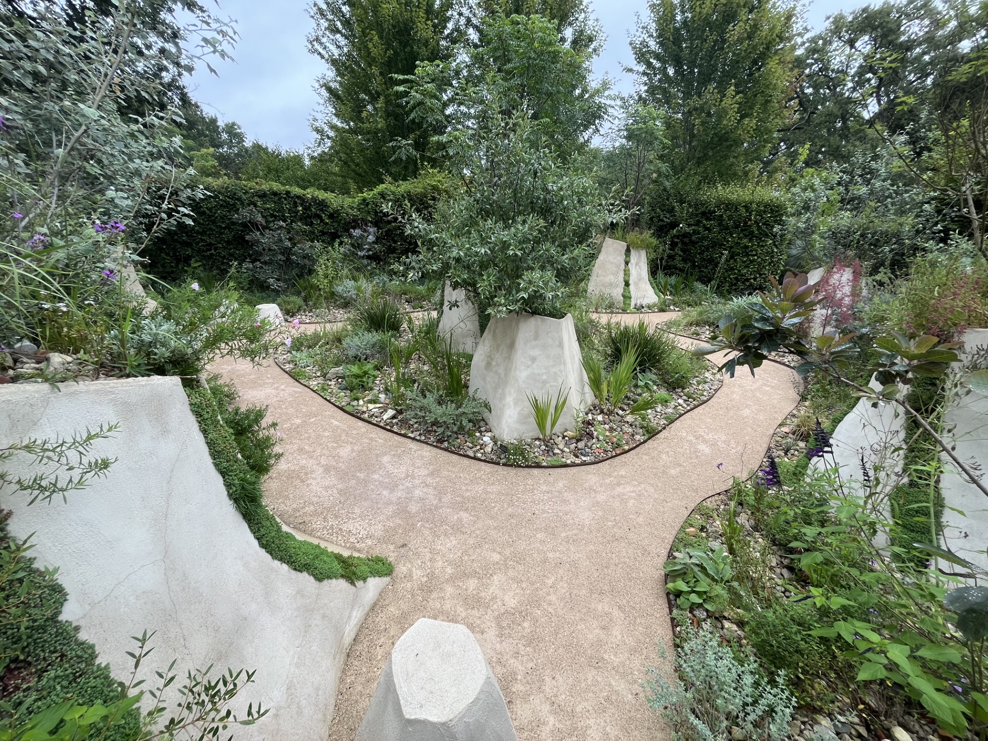 Dans le "Jardin des murmures", les constructions ont été réalisées en béton bas carbone (©PB)