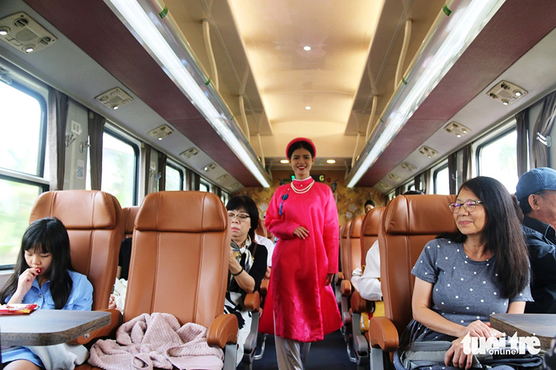 À bord du train, les visiteurs peuvent également assister à un spectacle de ao dai à Hué © tuoitre