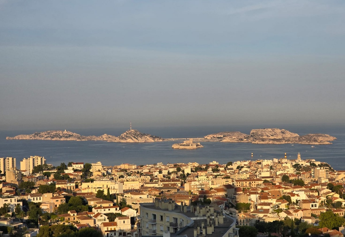 Levé de soleil sur les îles du Frioul et le château d'If - Photo CE