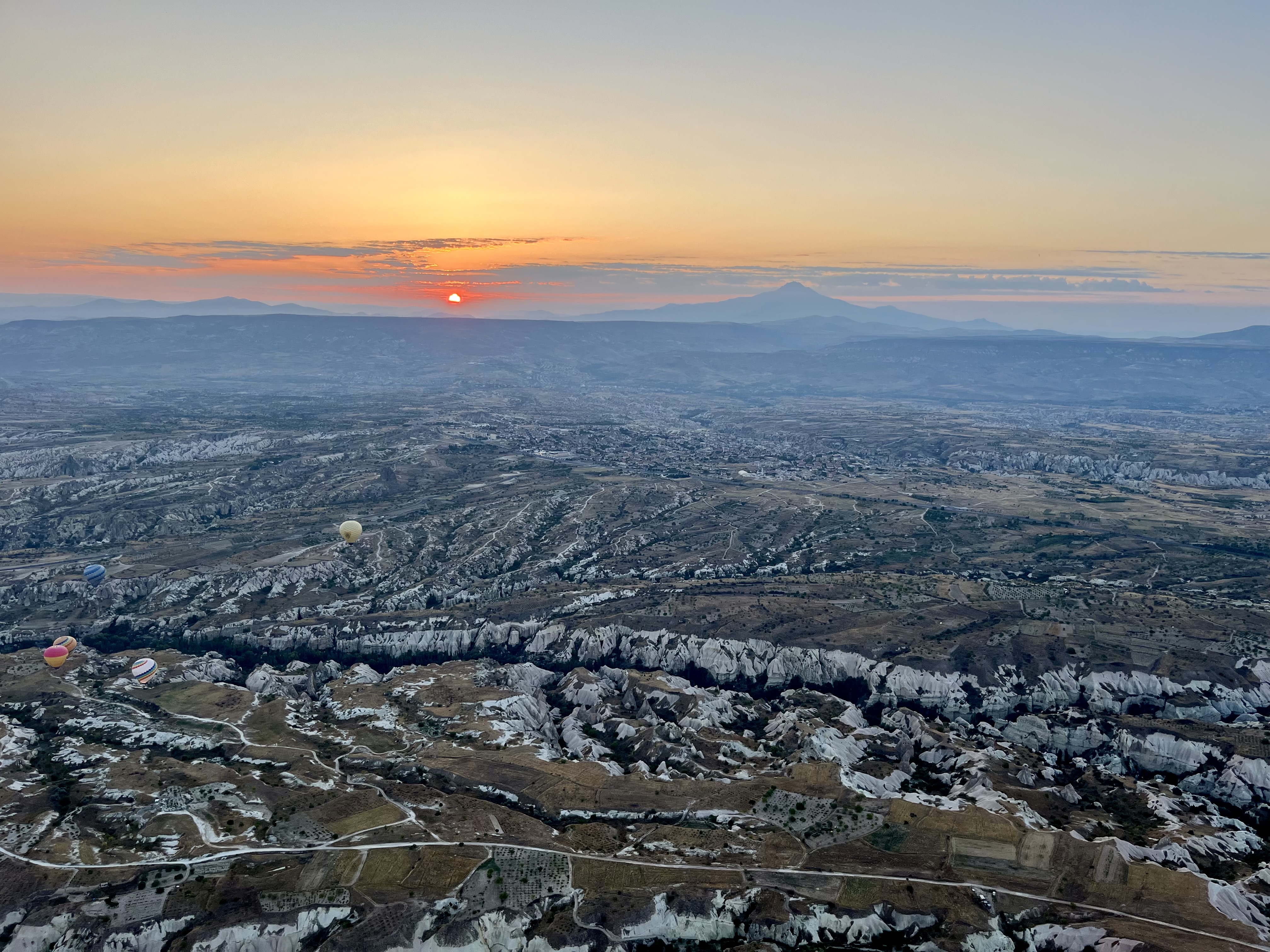 Lever de soleil sur la Cappadoce. Au fond, à droite, la silhouette du mont Erciyes (©PB)