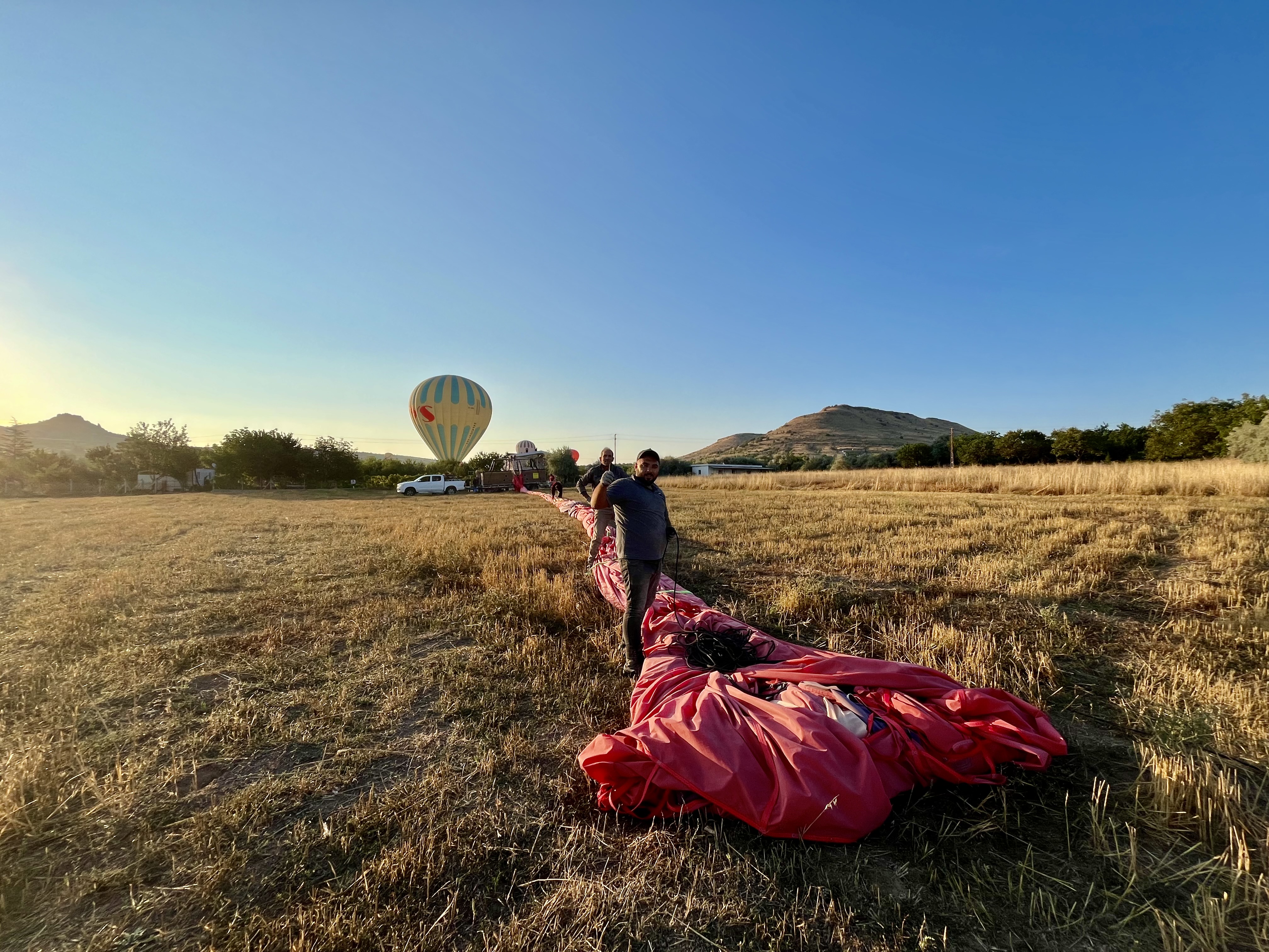 Après le vol, il faut replier méthodiquement le ballon (© PB)