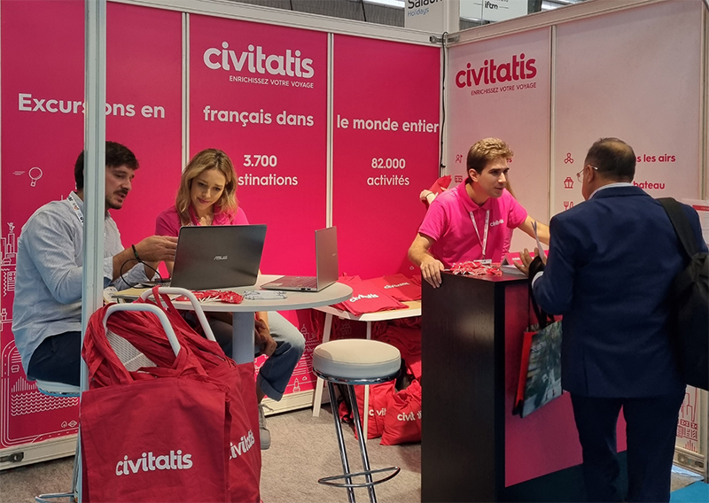 Une partie de l’équipe de Civitatis sur son stand à l’IFTM Top Resa de l’édition 2023 à Paris © Civitatis