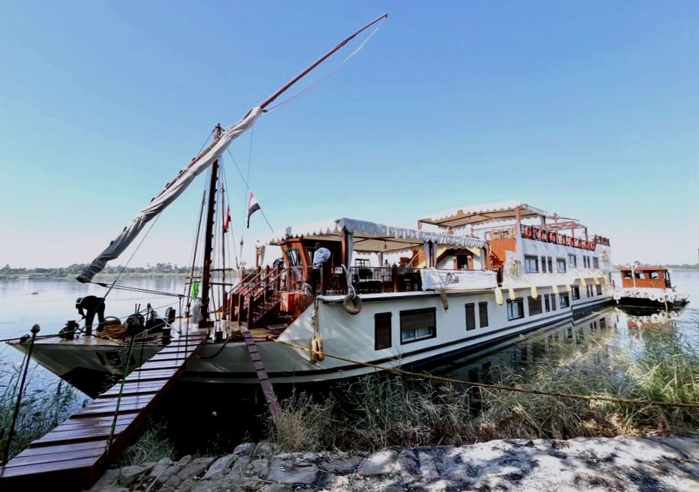 Croisière sur le Nil : la dahabiya "Rois" et au fond à droite, le "pousseur" qui lui permet de naviguer sur le fleuve (©PB)