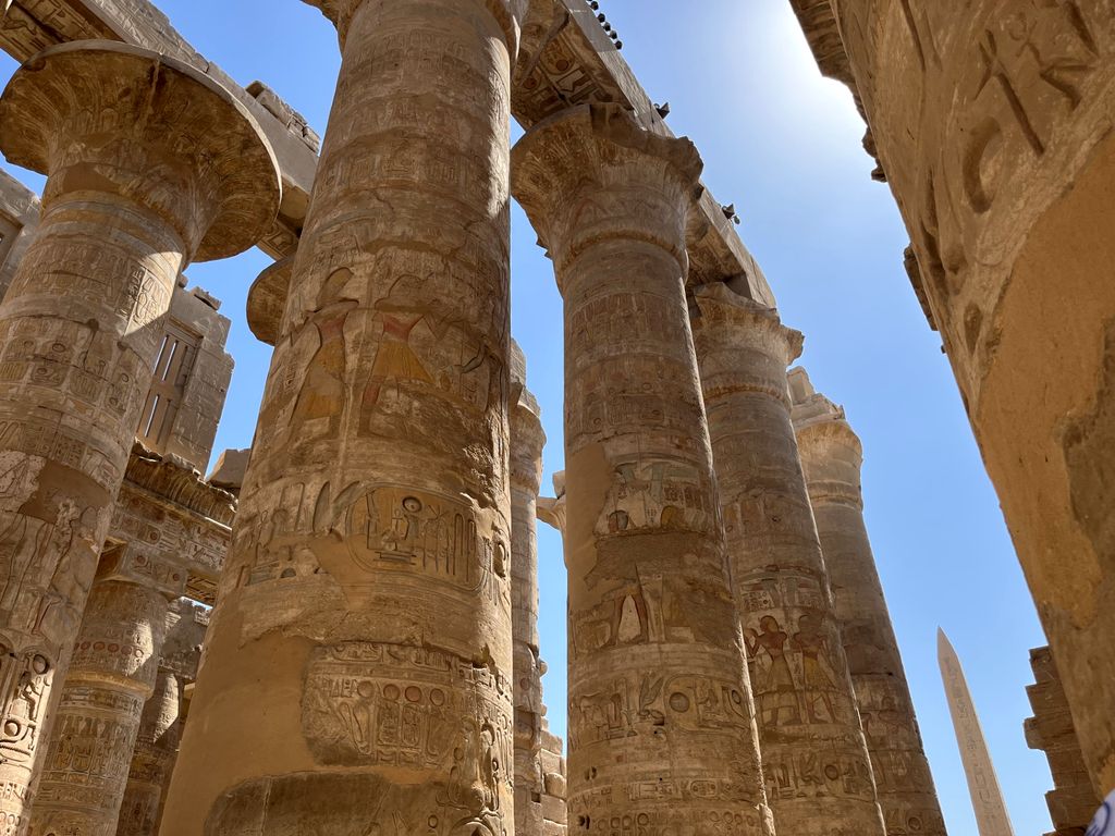 Jadis, les immenses colonnes soutenaient le toit, maintenant tombé, des temples de Karnak (©PB)