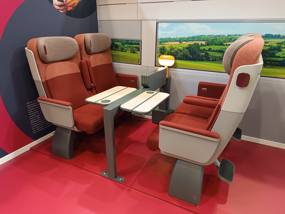 Les nouvelles rames TGV « Inouï du Futur » sur le stand P042 de la SNCF. @cl.