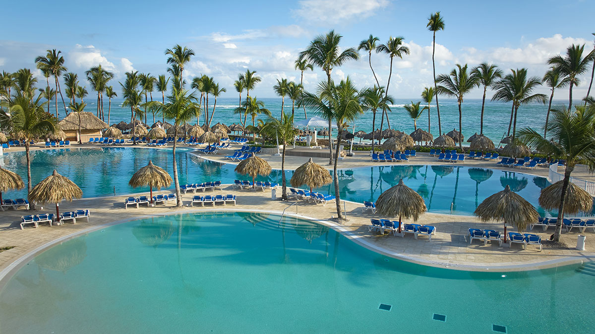 L’espace La Isla avec piscine de type plage et une majestueuse piscine oasis, pour le plaisir des familles