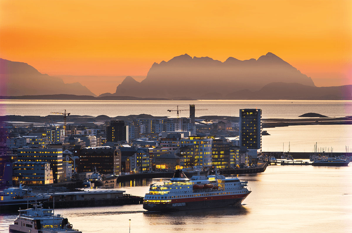 Midnight sun over Bodø © Ernst Furuhatt