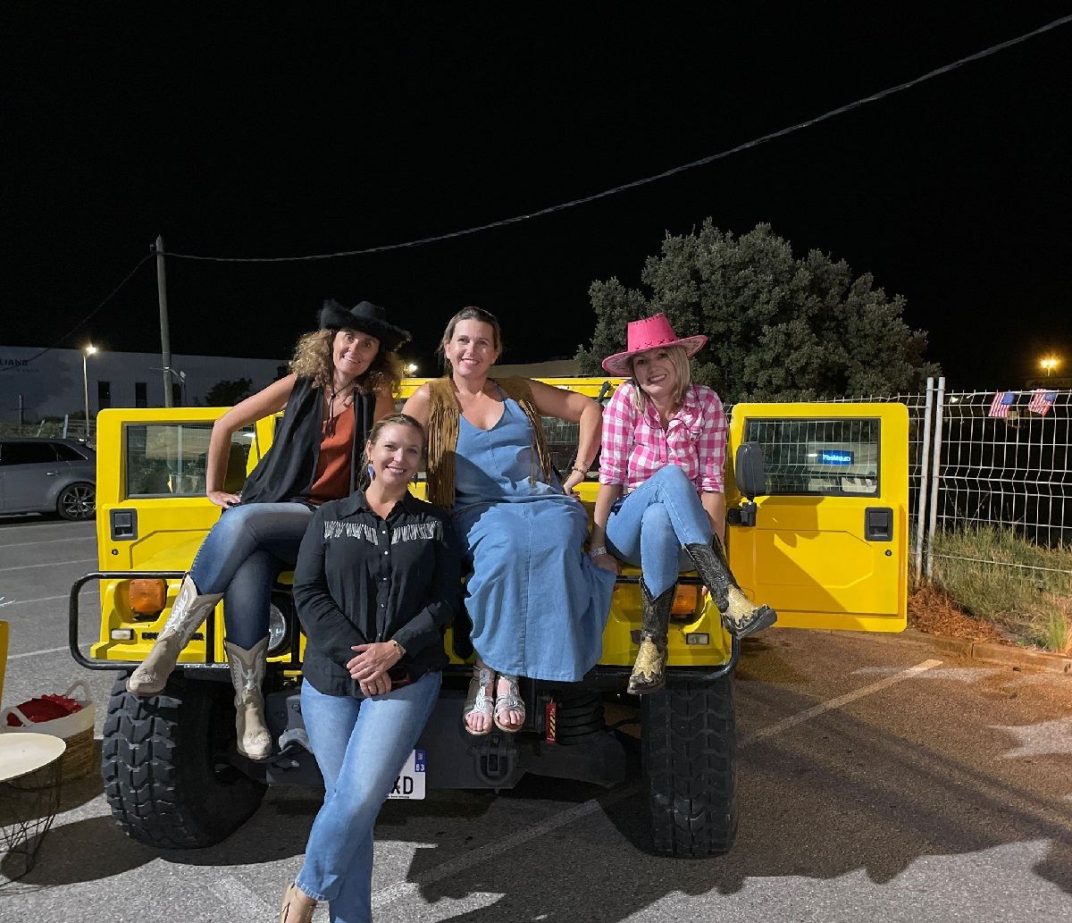 Ingrid Lexa au centre entourée d'une partie de ses équipes - Photo IWL