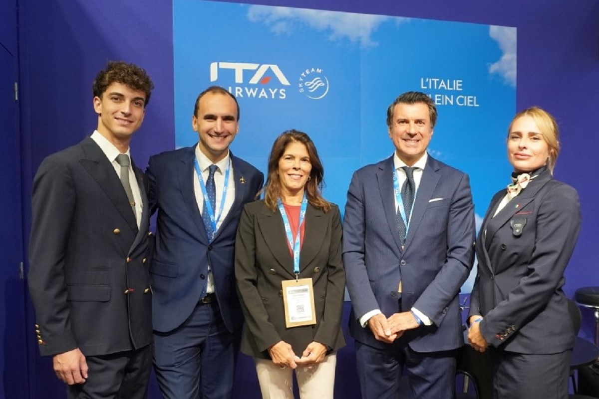 Au dernier salon IFTM, et entourée des personnels de la compagnie, l’équipe ITA Airways au complet avec de gauche à droite Samy Addou, Directeur régional  France,,Carla Catugno, Directrice régionale Europe, Pierfrancesco Carino,Vice-président des ventes internationales. Photo : C.H