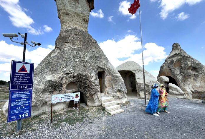 Même le poste de gendarmerie de Paşa Bağlari est troglodytique !( ©PB)