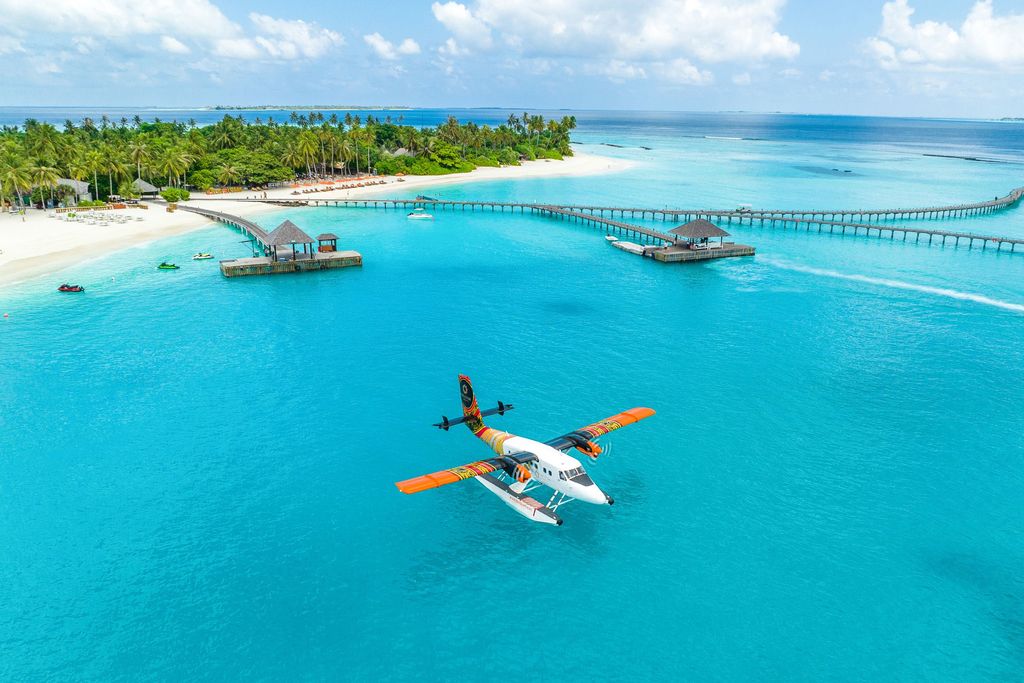 C'est avec un trajet en hydravion que commence la parenthèse enchantée dans le paradis turquoise des Maldives (© Sun Siyam Resorts)