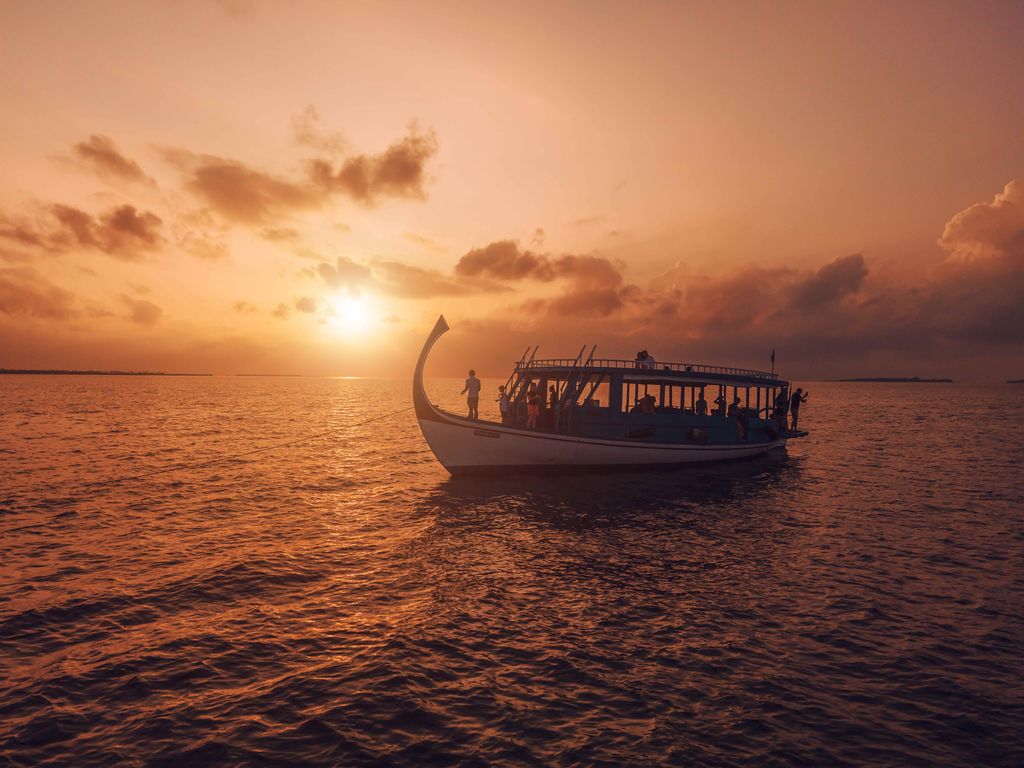 Rien de plus magique qu'une croisière dans les eaux du lagon au coucher du soleil !  (© Sun Siyam Resorts)