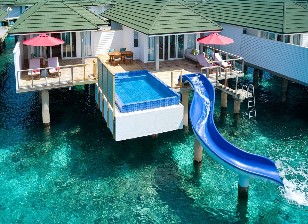 Les villas sur pilotis, avec piscine à débordement et tobogan, permettent de dévisager de haut les eaux turquoises (©Sun Siyam Resorts)