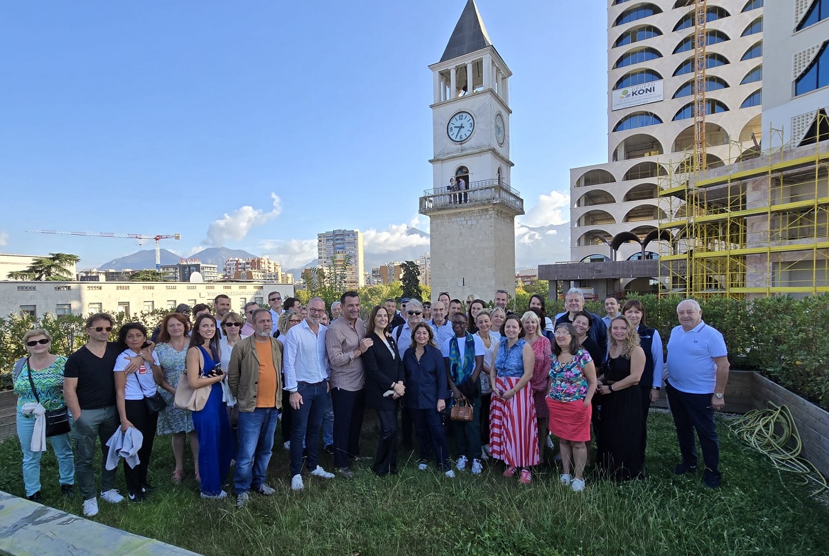 Les participants de la convention des EDV Centre - Est reçus par le Maire de Tirana et Mirela Kumbaro, Ministre du tourisme et de l'environnement d'Albanie - Photo CE