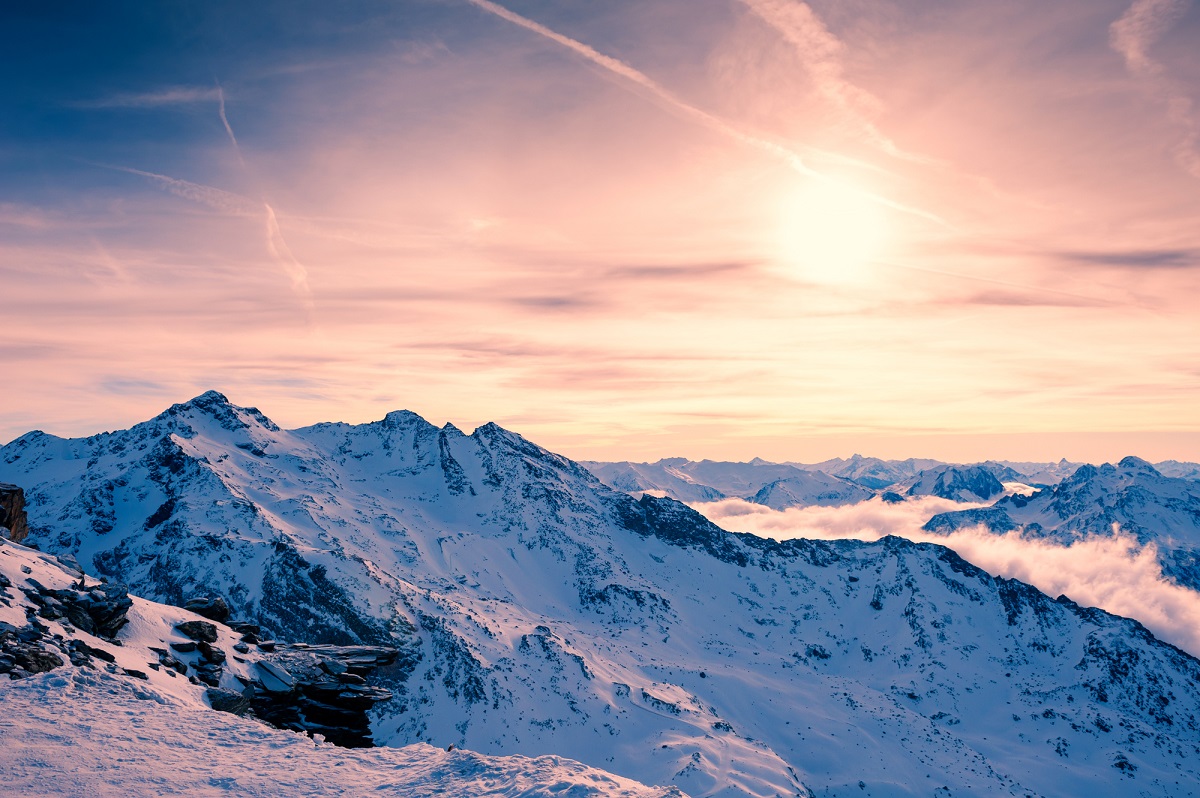 Montagne hiver : "Les clients sont de plus en plus sensibles aux prix, d’où leur intérêt croissant pour les périodes  d’intervacances, généralement moins chères" - Depositphotos.com Auteur Smallredgirl