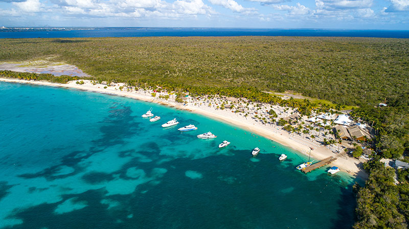 Les eaux cristallines de l'île Catalina, idéales pour les amateurs de snorkeling et de plongée sous-marine © Shutterstock