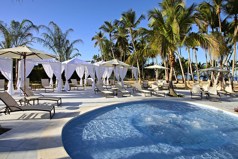 Une des piscines du Bahia Principe Luxury Bouganville avec service de bar exclusif © Bahia Principe Hotels & Resorts