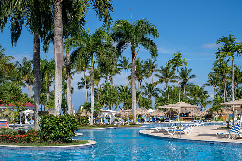 L’enorme piscine en fome de lac du Bahia Principe Grand La Romana © Bahia Principe Hotels & Resorts