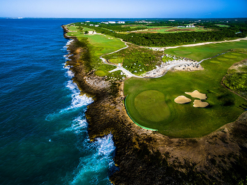 Le terrain PGA Ocean's 4, sa verdure dense, ses lacs spectaculaires et la mer proche impressionnent à tout moment et de tout point de vue © Bahia Principe Hotels & Resorts