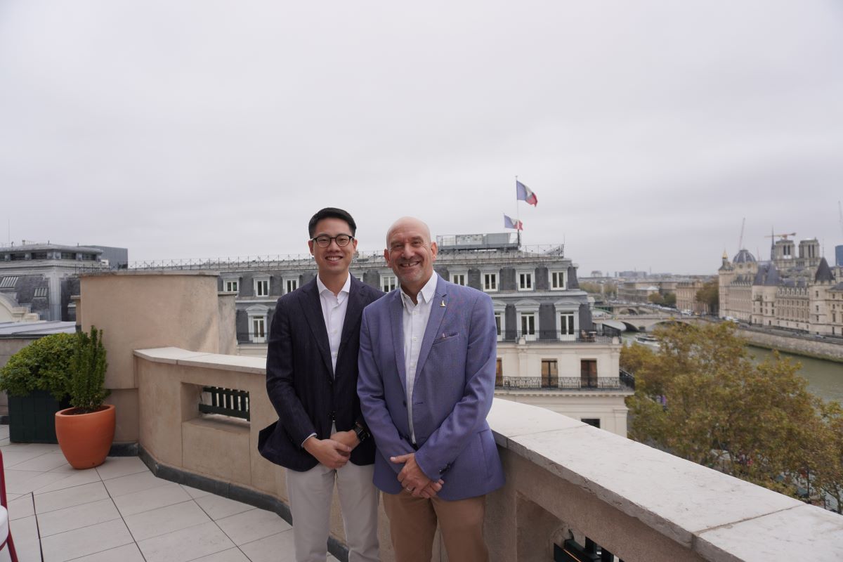 Adrien Ng,(à gauche)  le Directeur Régional pour l’Europe du Sud etPaul Johannes, Responsable régional des voyages et de l’expérience client à Paris le 30 octobre dernier. Photo : C.Hardin