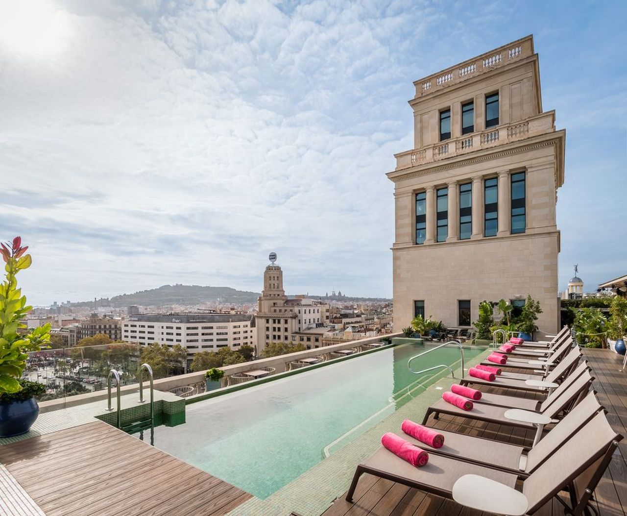 Un rooftop avec une vue imprenable sur Barcelone (©Palladium Hotel Group)