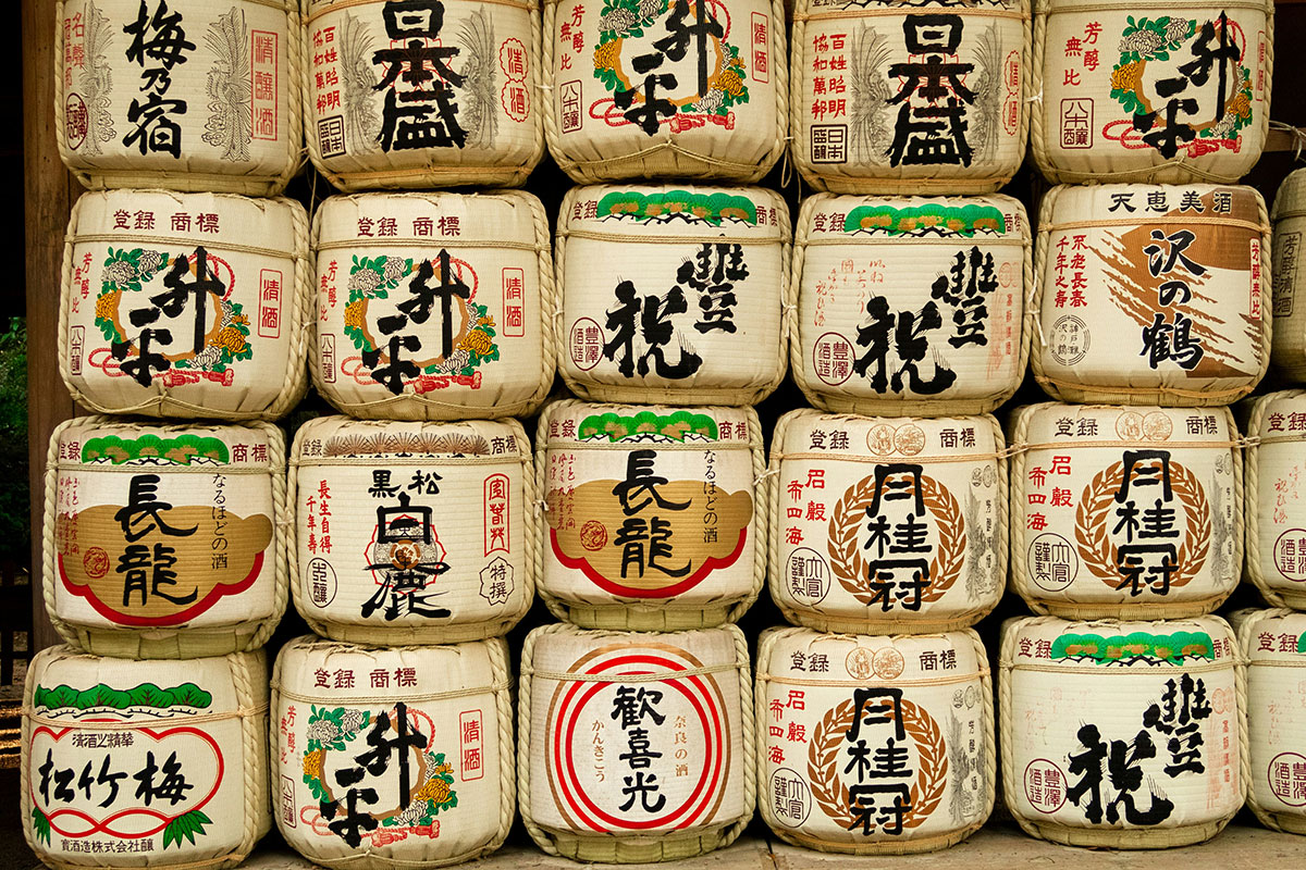 Tonneaux traditionnels de saké offerts en guise de prière dans les sanctuaires japonais © Unsplash / Svetlana Gumerova