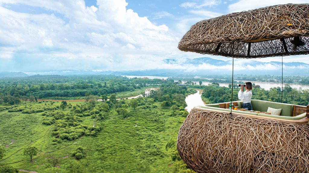 La "Canopy Treetop Dining Experience" permet de dîner et d'observer le paysage, confortablement perché au-dessus de la canopée (@Anantara Hotels & Resorts)