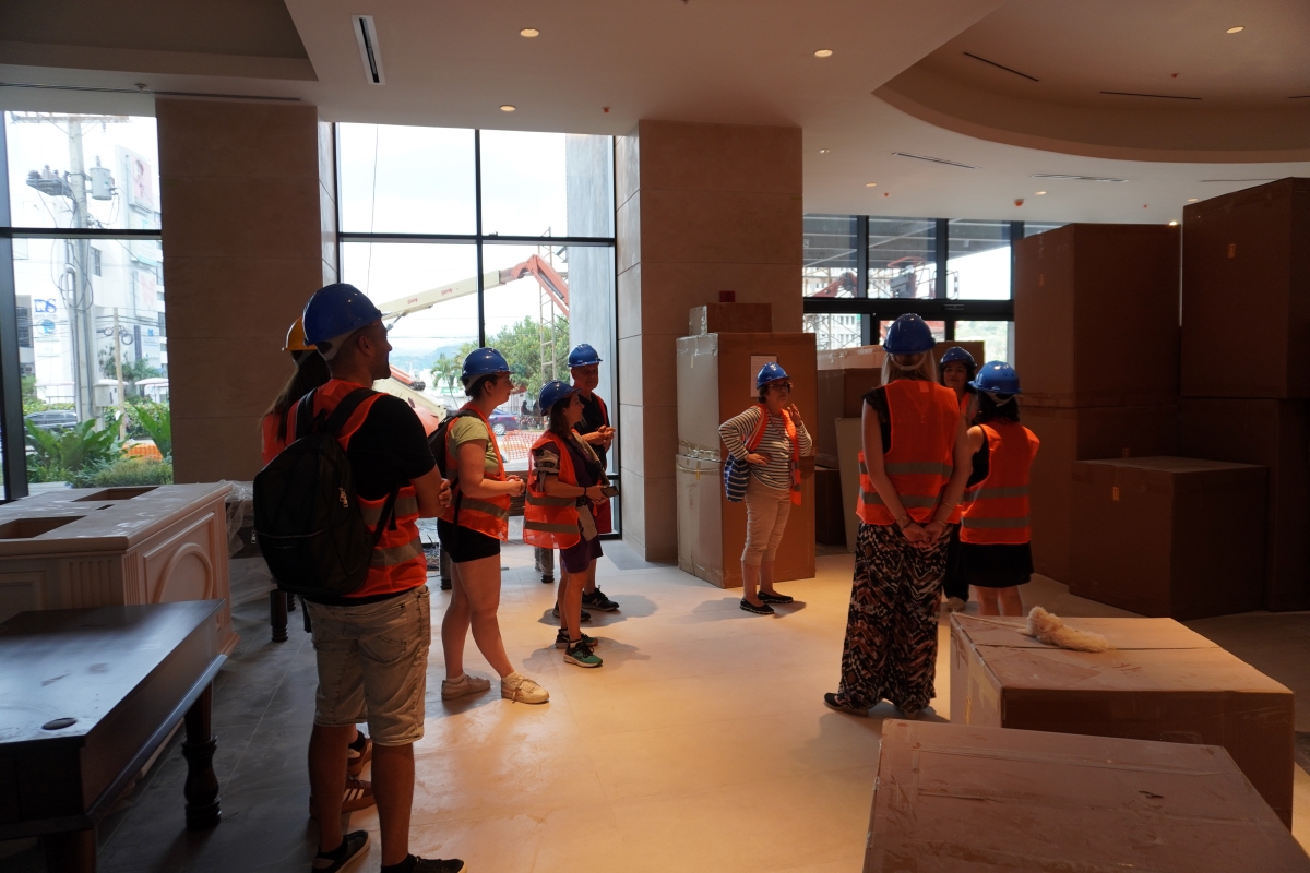 Casques sur la tête, les agents de voyages visitent le Hilton de Santiago, encore dans les cartons - Photo : C.Hardin