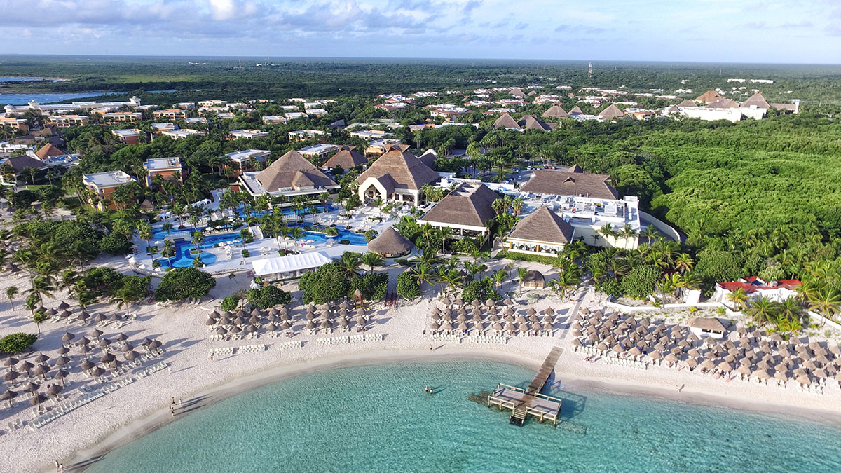 Le Bahia Principe Luxury Akumal propose un service exclusif de bar sur la plage et au bord de la piscine, ainsi qu’un accès illimité aux restaurants à la carte du complexe © Bahia Principe Hotels & Resorts