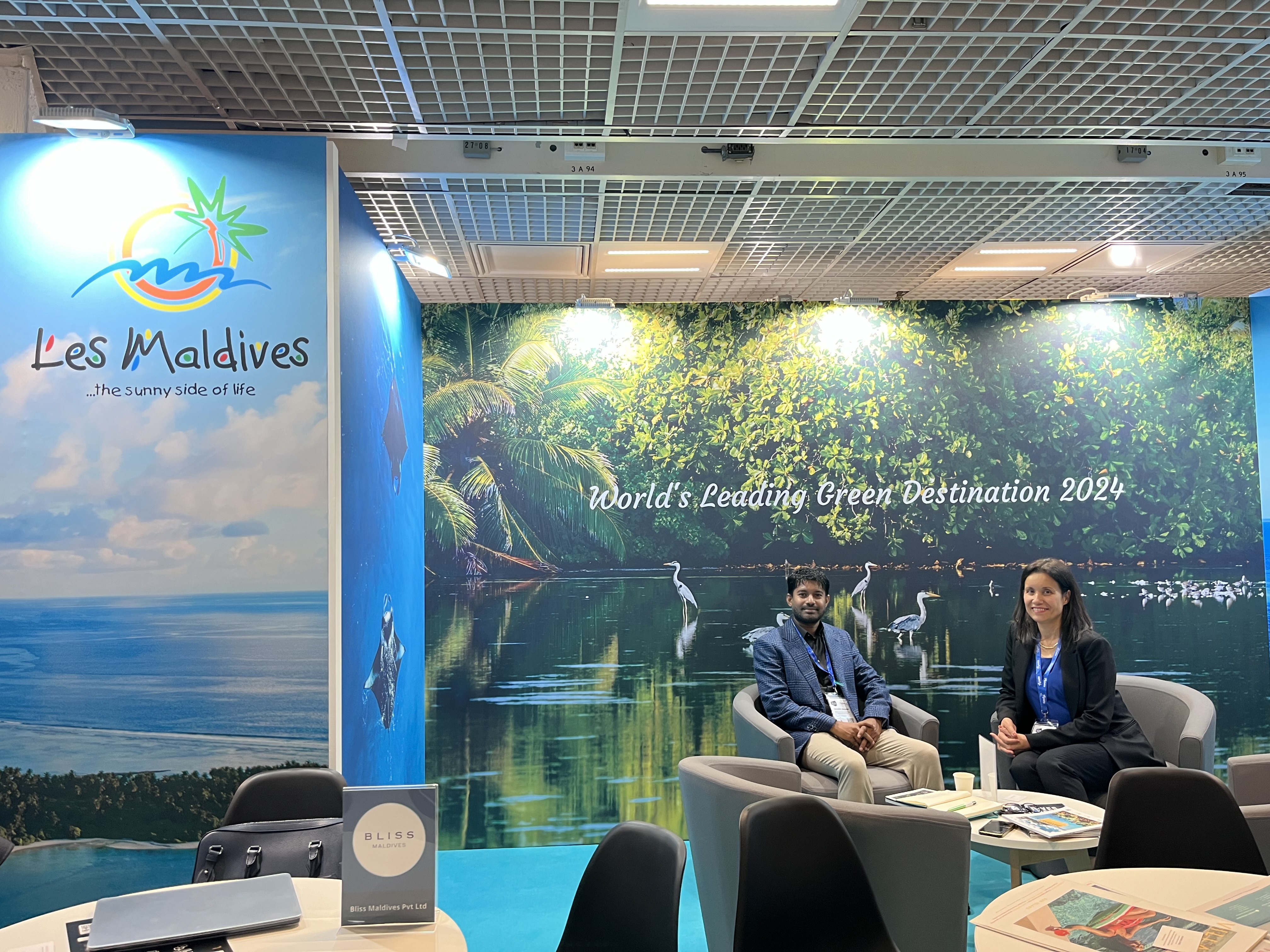 Ibrahim Shiuree sur le stand des Maldives en compagnie de Mareva Maiti, directrice du pôle tourisme de Aviareps (@PB)