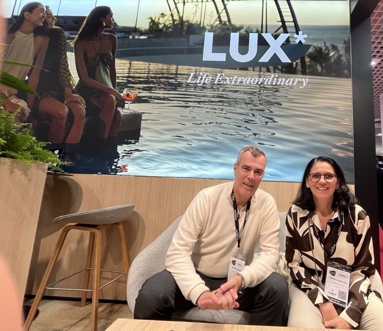 Olivier Chavy, PDG de The Lux Collective, en compagnie de Véronique Berthier, vice-présidente ventes et marketing Europe sur le stand du groupe à l’ILTM de Cannes (©PB)