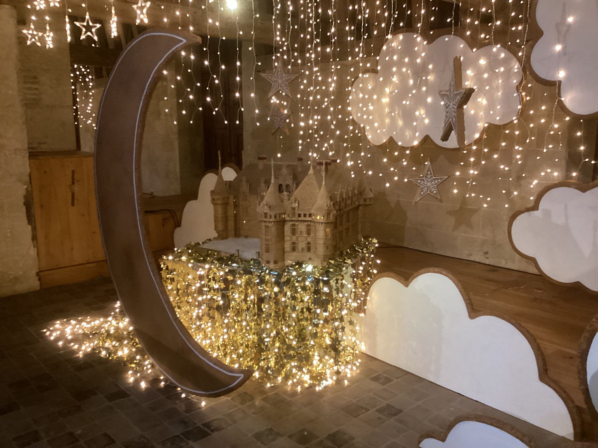 Le château d'Azay-le-Rideau mise sur la gourmandise avec des décors sur le thème du pain d’épice - Photo : J.-P. C.