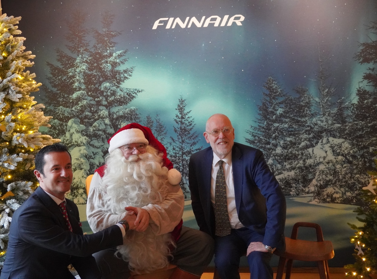 Autour du Père Noël, à droite, Matti Anttonen Ambassadeur de Finlande en France et à gauche Javier Roig Sanchez, Directeur commercial Europe Finnair le 10 décembre à l’ambassade de Finlande à Paris.