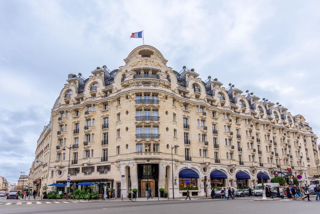 Installé à l'angle du boulevard Raspail, le Lutetia est le seul Palace de la rive gauche à Paris (© Deposit Photos)