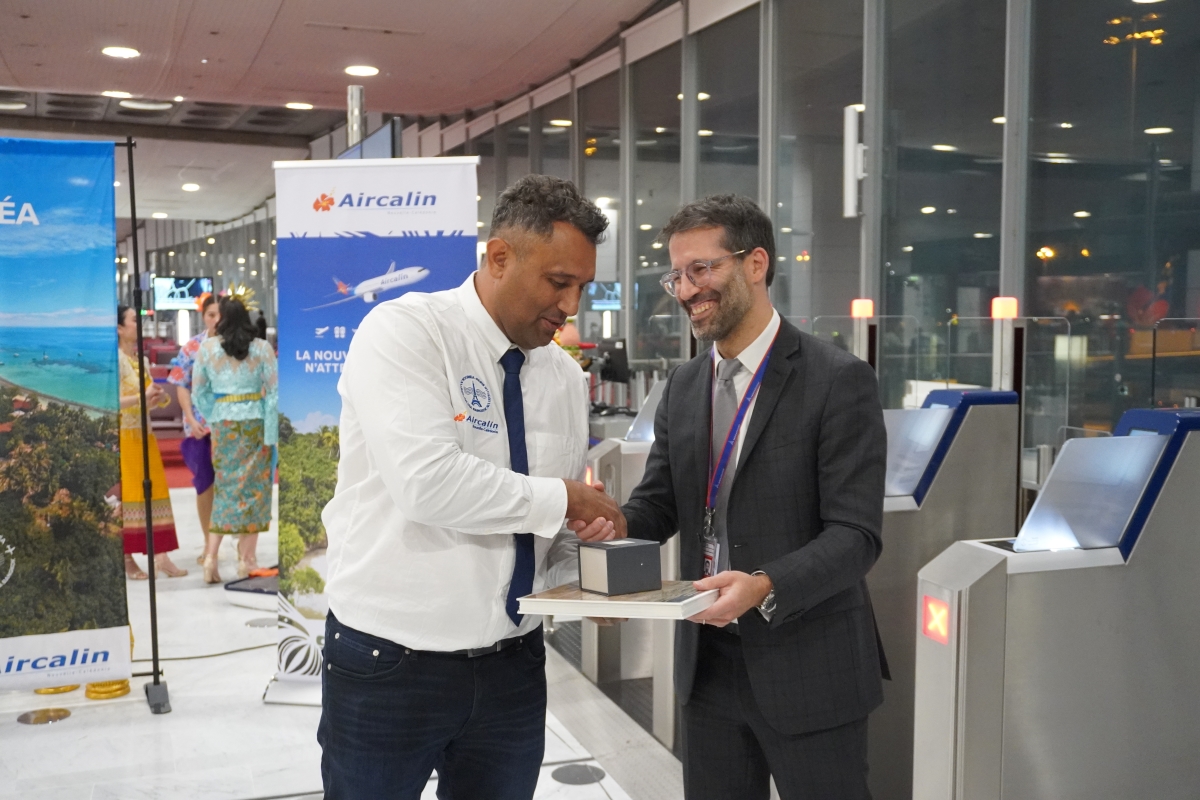 "Les évènements nous ont obligés à bousculer nos plans et à faire preuve d’agilité ». Georges Selefen à Roissy le 11 décembre en compagnie de Pierre Abraham,Directeur adjoint de l'aéroport de Paris-CDG . Photo : C.Hardin