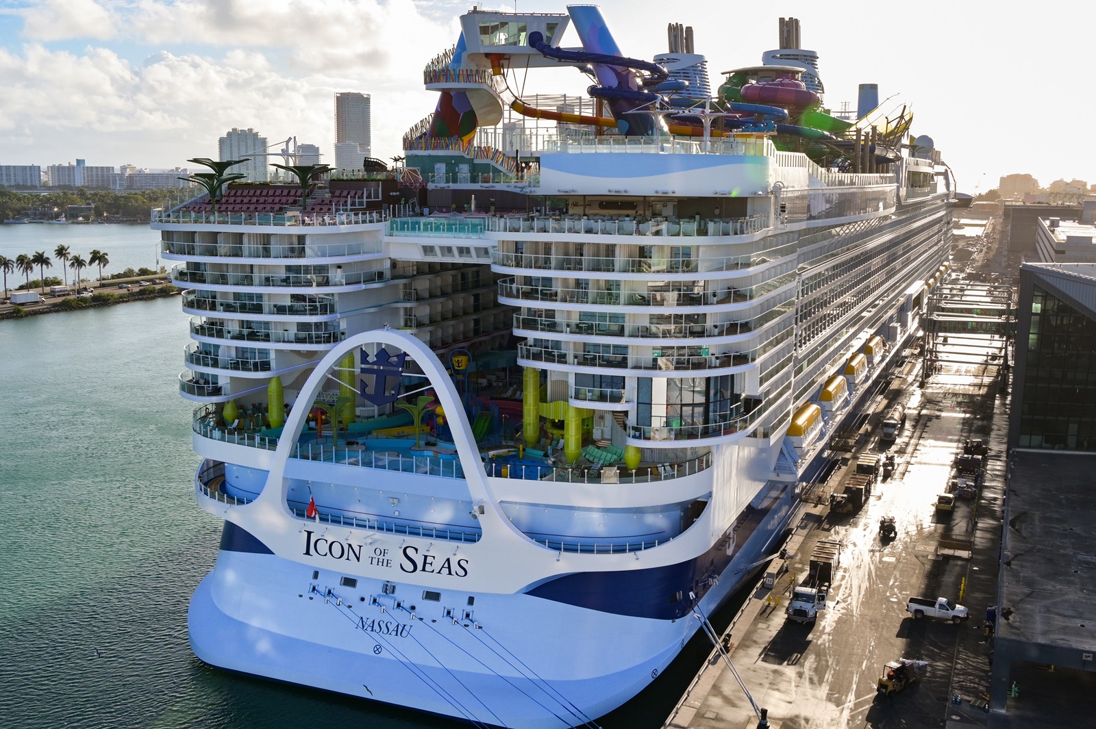 L'Icon of The Seas, le plus grand paquebot du monde, a quitté le port de Miami début janvier pour sa première croisière @Deposit Photos.