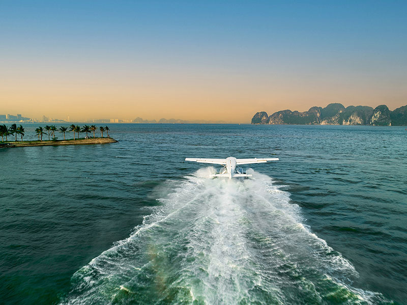 Survol et atterrissage dans la baie d’Halong en hydravion © Hai Au Aviation