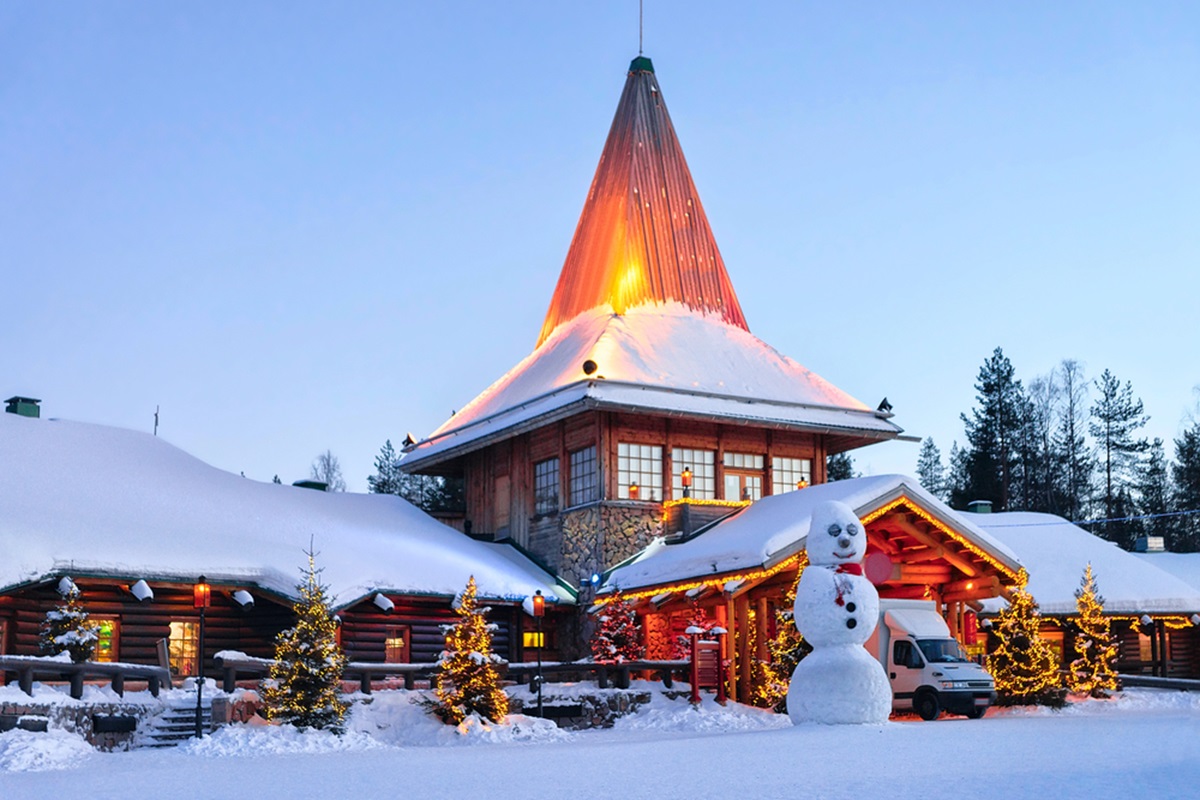 Avec plus de 600 000 visiteurs par an, le village du Père Noël en Finlande, souffre de surtourisme. @depositphotos/erix2005