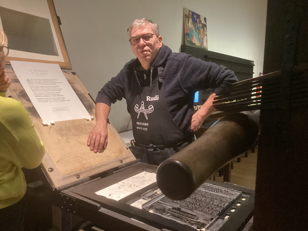 Au musée Plantin-Moretus, un typographe réalise une page à l'ancienne pour les visiteurs - Photo J.-P.C.