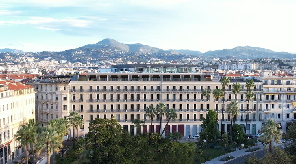 Maison Albar - Le Victoria : une élégante façade mastic qui regarde du côté de la Baie des Anges ( © Maison Albar)