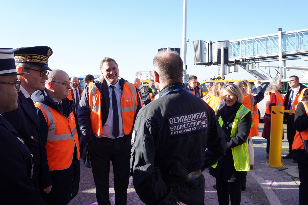 A l'aéroport de CDG le lundi 13 janvier. Le ministre des transports Philippe Tabarot avec à droite Anne Rigail. Photo : C.Hardin