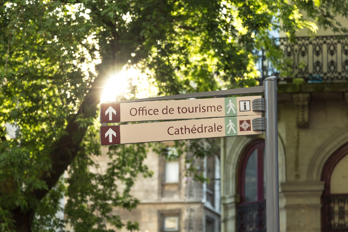 Pourquoi ne pas envisager dans les villes, des offices de tourisme qui hébergent des agences de voyages et d’inventer le concept des offices du tourisme et des voyages. - Depositphotos.com Author kyrien