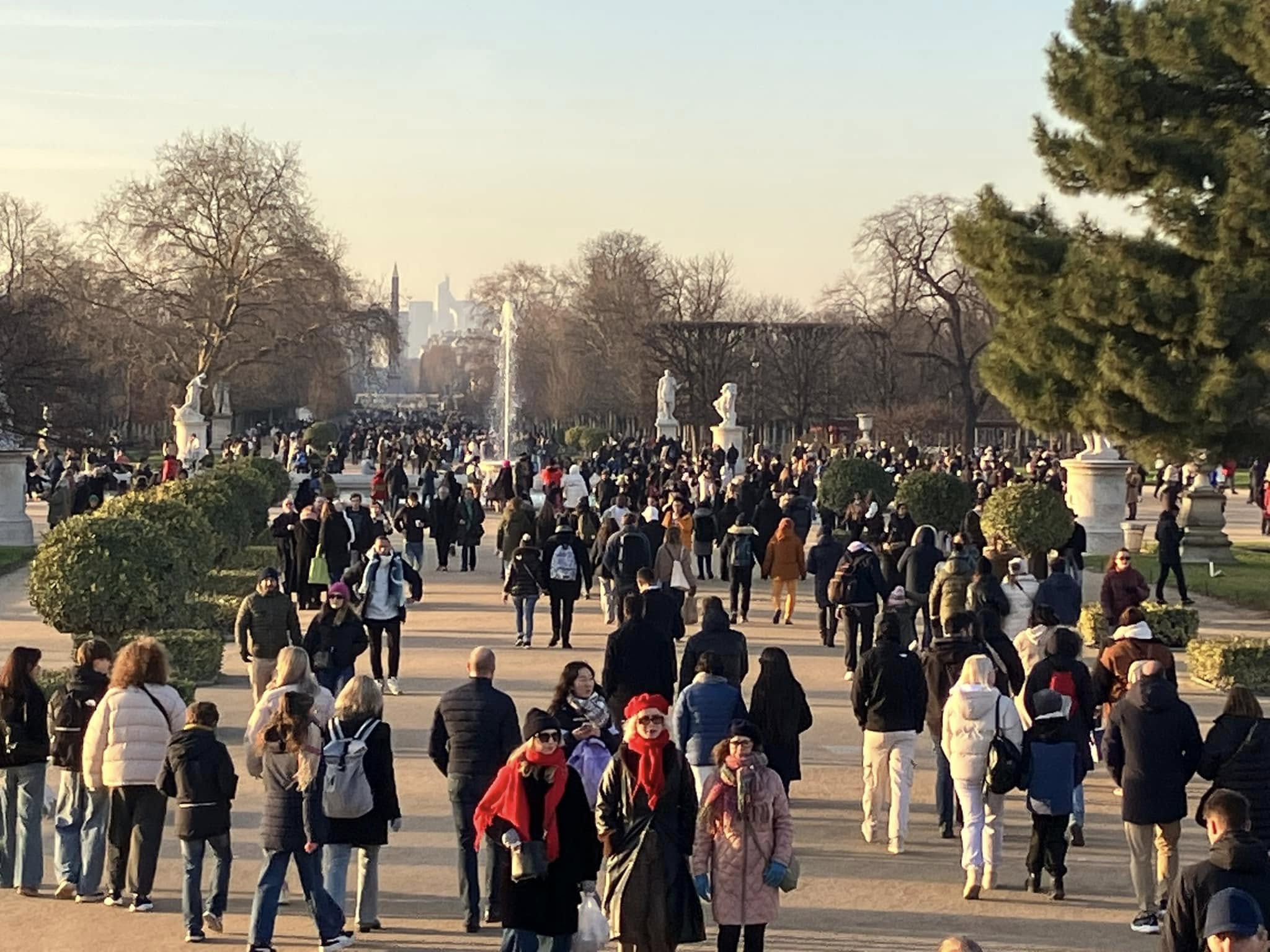 Blue Monday ? ... Même les JO - dont on ne cessera jamais de vanter la réussite – ont paradoxalement envoyé des signaux contradictoires , incitant indirectement les visiteurs à s’agglutiner toujours davantage le long de la Seine ou sur le Pont des Arts, à explorer les Tuileries à la recherche d’une vasque olympique envolée.  @T.beaurepère