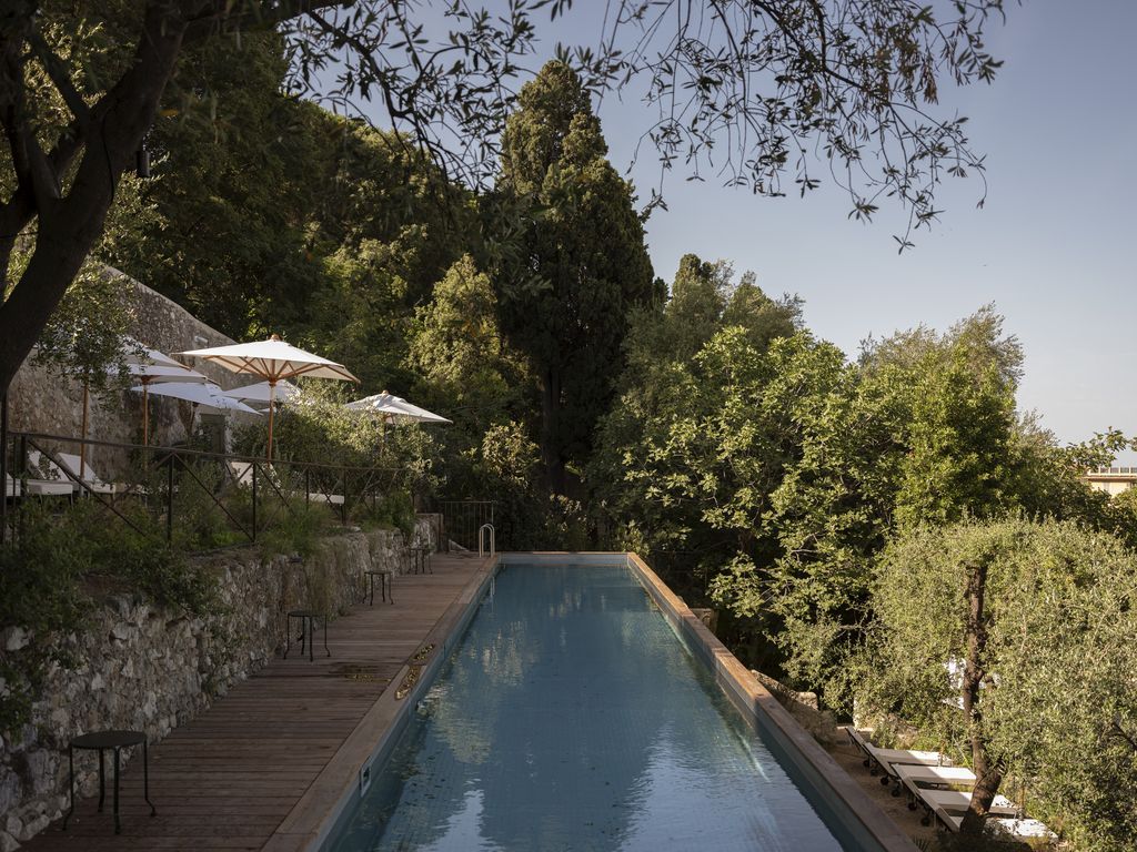 En haut des restanques, une piscine extérieure de 19 mètres de long (©Giulio Ghiardi/Hôtel du Couvent)