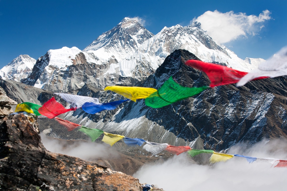 Le Népal augmentera, au printemps 2025, le prix du permis pour grimper l’Everest. @depositphotos/prudek