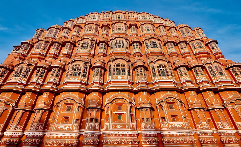 La façade en grès rose et rouge du "Palais des vents" de Jaipur, est une des merveilles de l'architecture radjpoute - DepositPhotos.com, CherylRamalho