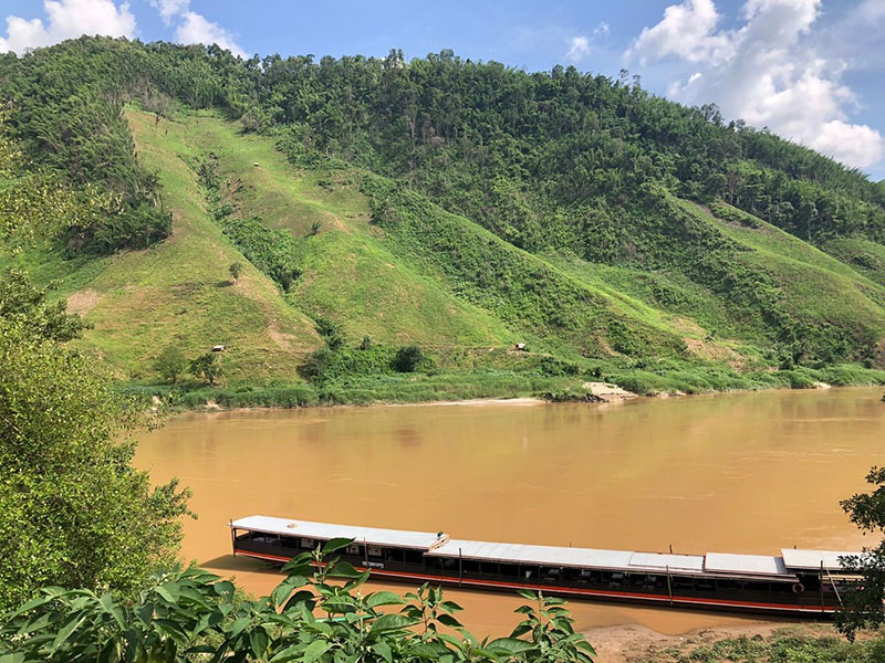 La saison verte gonfle les rivières et transforme les berges du Mékong, idéales pour une croisière paisible et rafraîchissante © Easia Travel