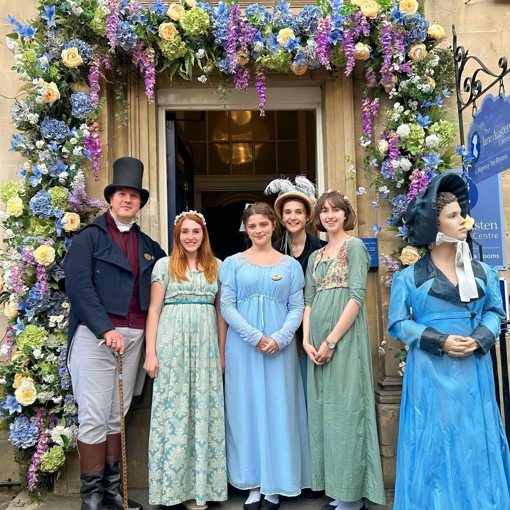 Un must : se vêtir à la mode de l'époque victorienne. Ici, les visiteurs posent devant le Jane Austen Center, à Bath (©Jane Austen Center)