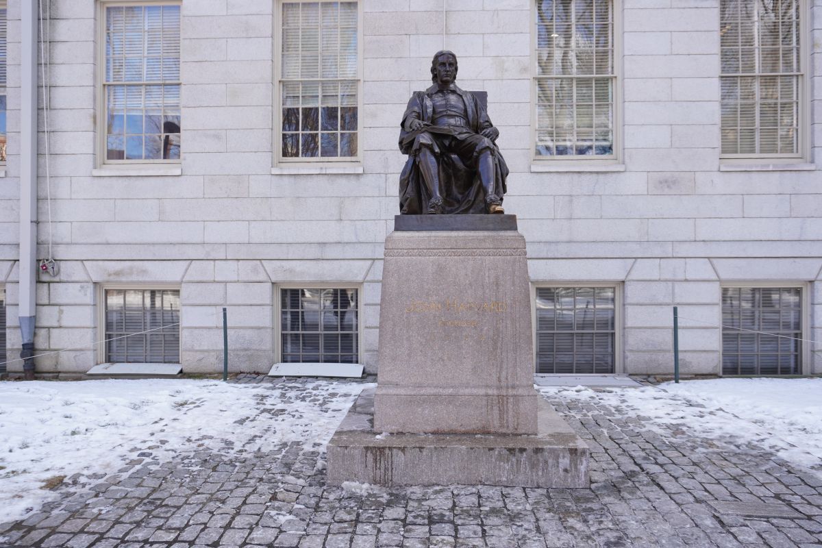 Sur le campus de l'université, la statue de John Harvard - Photo : C.Hardin